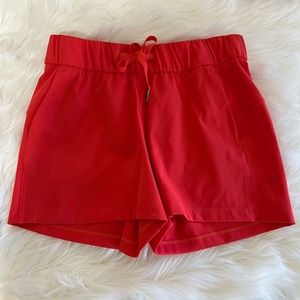 NWOT LULULEMON On the Fly Mid Rise Short 2.5" Carnation Red. Size 4.
